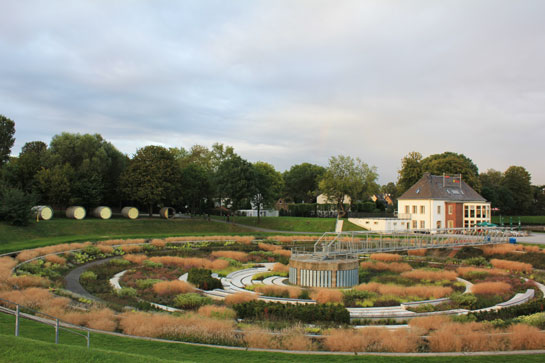 Das westlich gelegene Klärbecken, links dahinter die Betonröhren, rechts das Maschinenhaus (Restaurant)