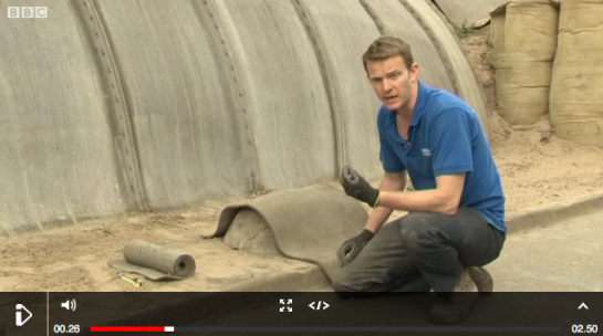 Screenshot: Das BBC-Video über Beton-Zelte