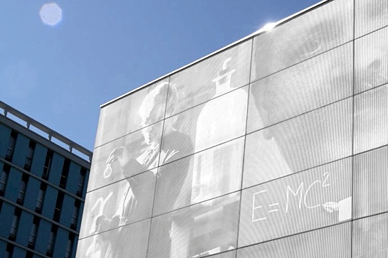 Anwendungsbeispiel für die Foto-Gravur-Technik: Fassade der Universität Toulouse (F)