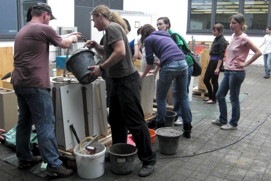 Architekturstudenten der HTWK Leipzig giessen ihre Leichtbeton-Skulpturen.