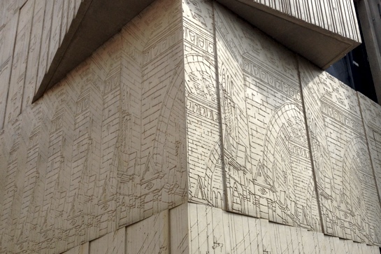 Strukturbeton-Fassade mit Architekturzeichnungen