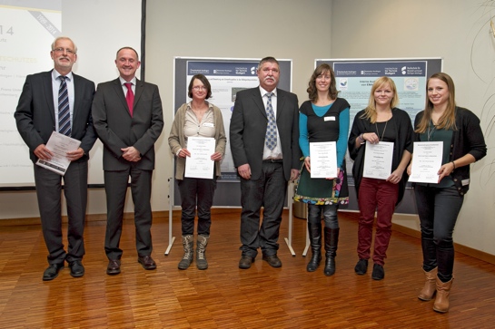 Nach der Preisverleihung: Prof. Dr. Hans-Karl Hauffe (HfWU), Ulrich Nolting (BetonMarketing Süd), Katharina Fischer, Thomas Schneller (Lehrbeauftragter HfWU), Juliane Günzel, Sarah Denzer und Anja Hankele (v.r.n.l.)