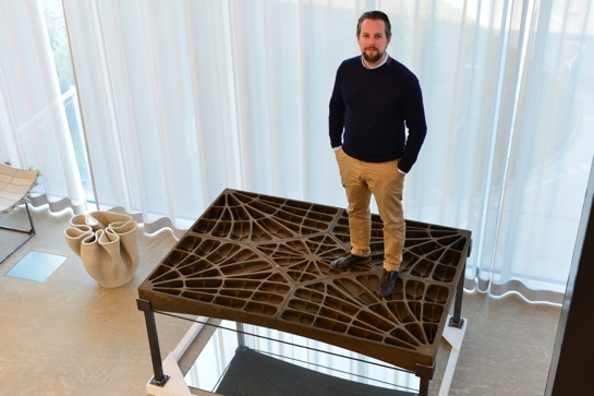 Prof. Philippe Block auf einem Boden-Prototyp aus Beton (Foto: Peter Rüegg / ETH Zürich)