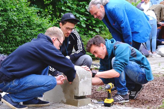 Prof. Herrmann gibt Hinweise zum Ausschalen der Figuren (Foto: HTWK, M. Grünert)