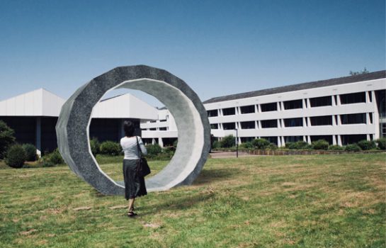 Der Siegerentwurf des Autobahn-Kunst-Wettbewerb vor dem Gebäude der BASt (Fotomontage: Lukas Süß)